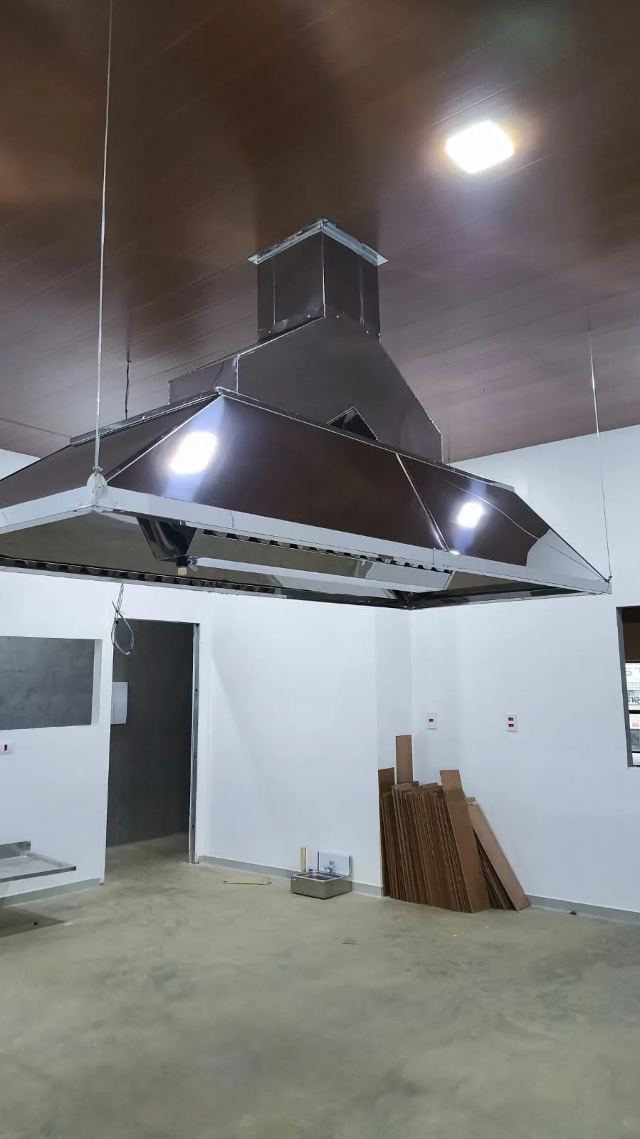Bancadas e estruturas em aço inox em cozinha comercial