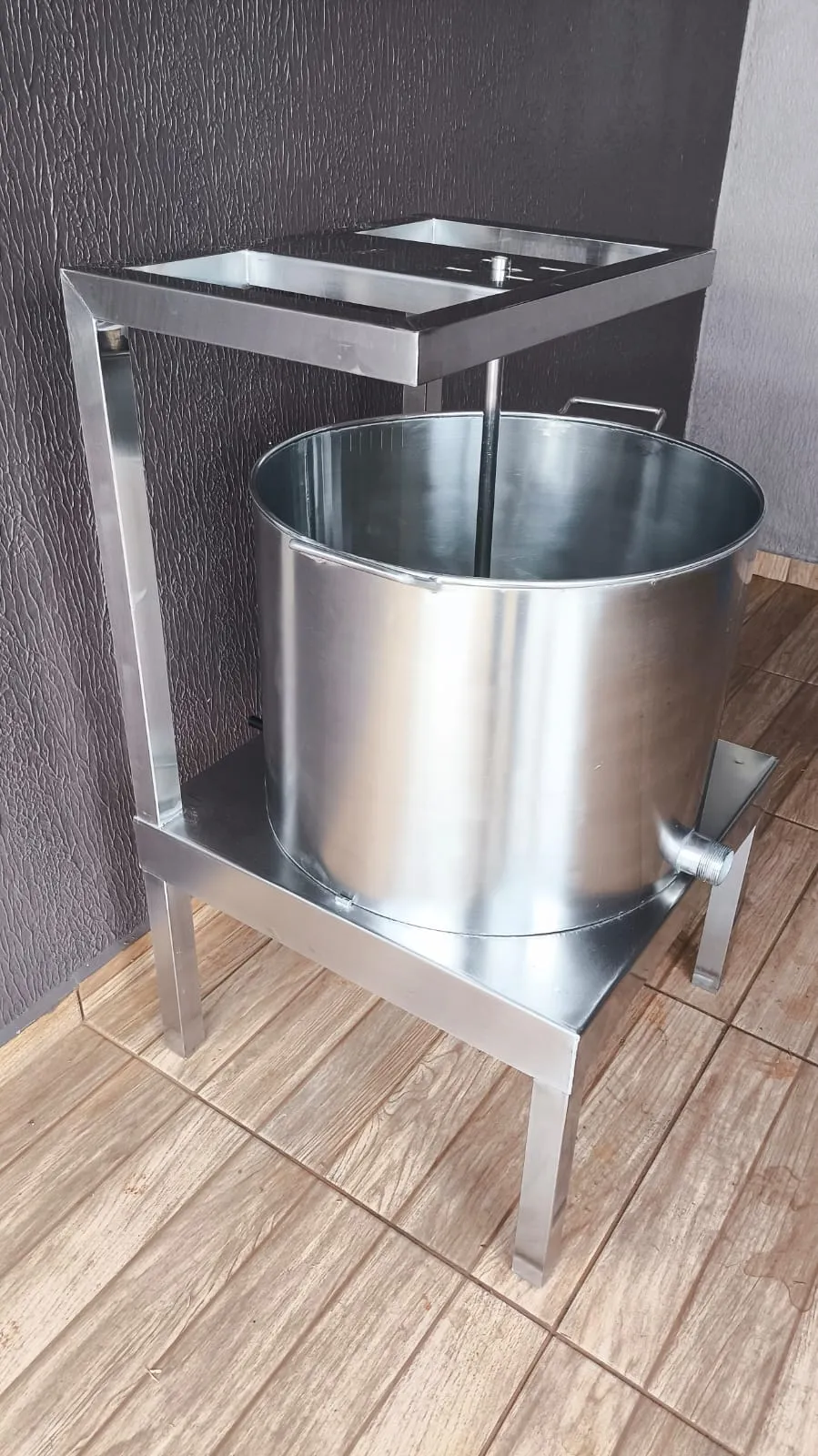 Bancadas e estruturas em aço inox em cozinha comercial
