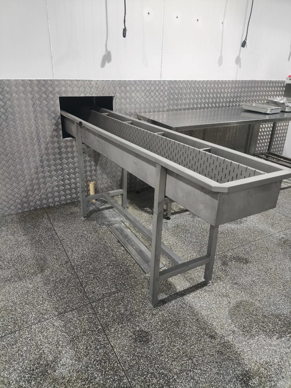 Bancadas e estruturas em aço inox em cozinha comercial