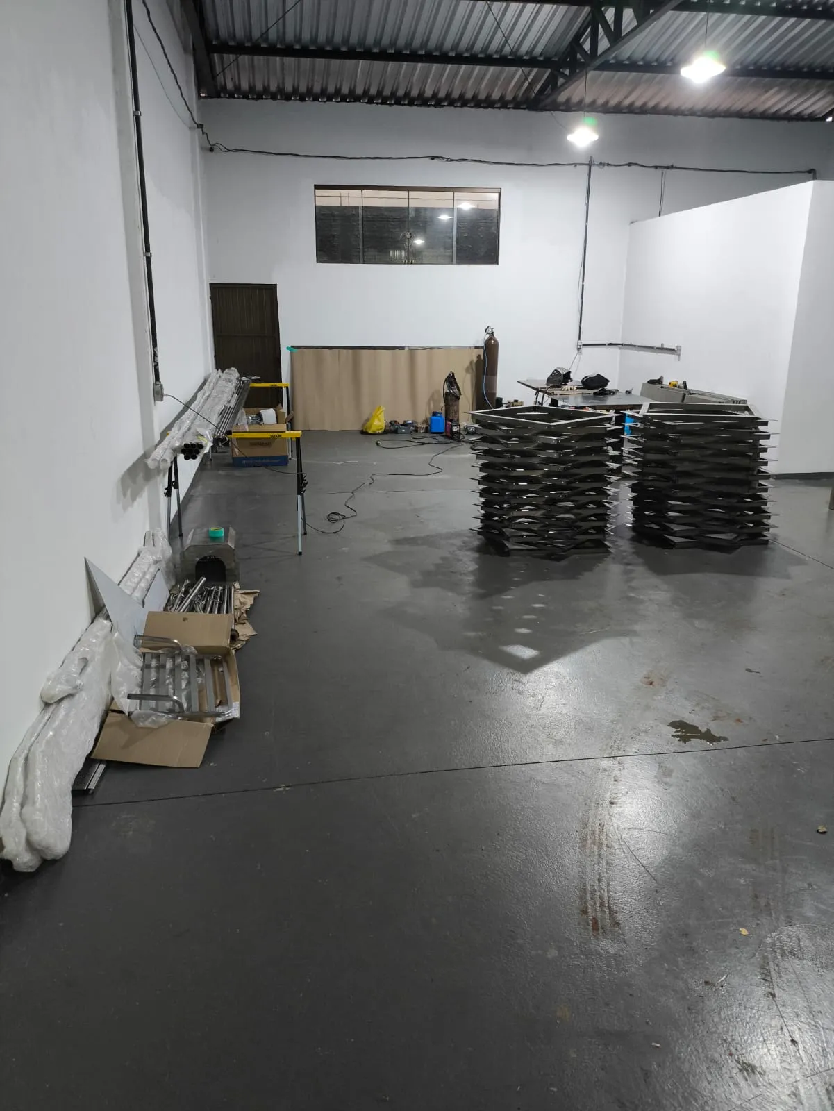 Equipe da Praxedes Inox trabalhando no corte e solda de aço inox na oficina